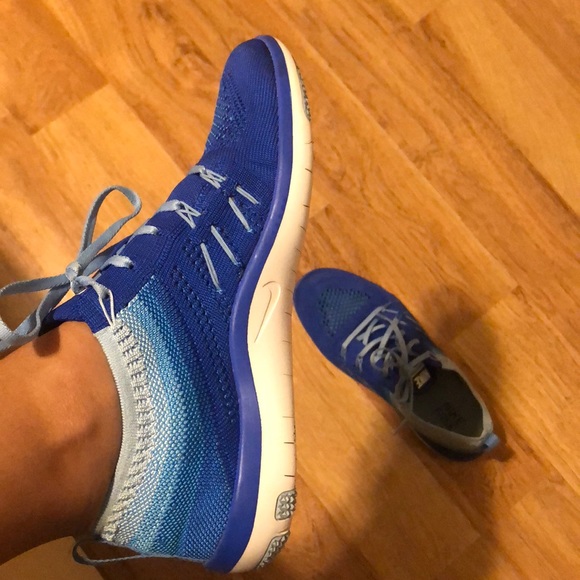 Nike Shoes - Nike fly knit sneakers